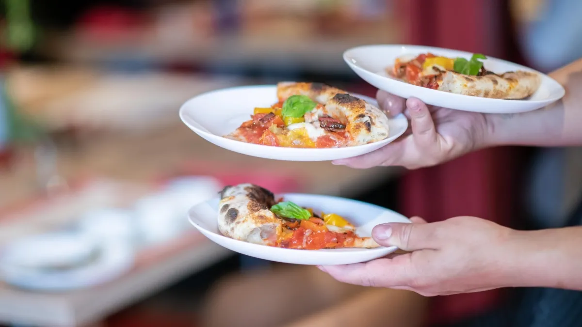 El secreto de la pizza italiana no está en el queso: así es el tomate que nace al pie de un volcán