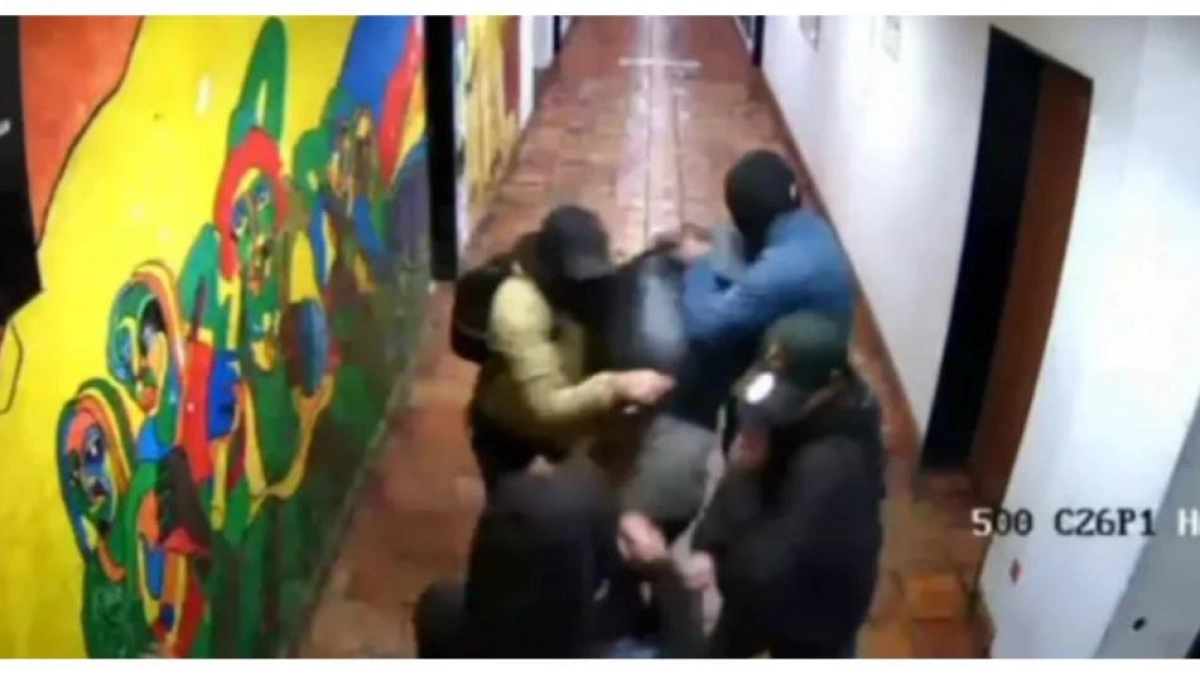 Habla el líder estudiantil violentamente apuñalado en el campus de la Universidad Nacional: videos registraron el ataque de encapuchados
