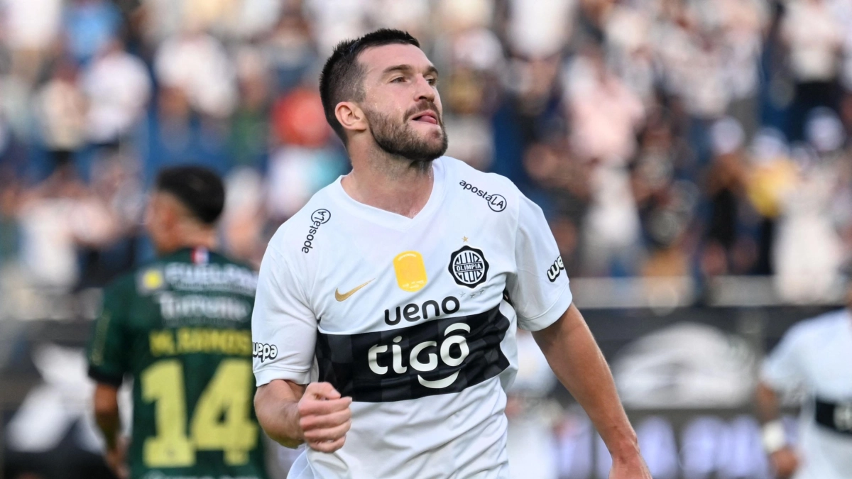 Video | Tim Payne, el futbolista viral durante el Mundial, debuta en Olimpia con un golazo y vuelve a sacudir las redes