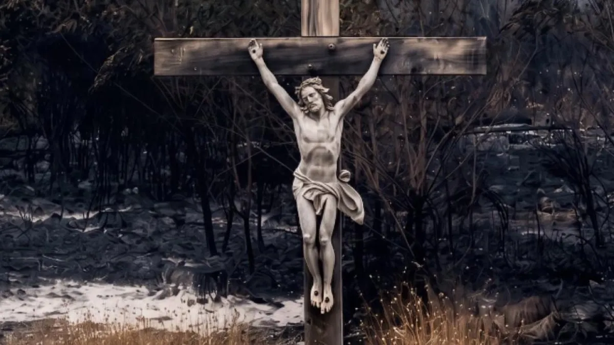 Imagen de Jesús quedó intacta tras incendios en Europa: la cruz que sobrevivió al fuego en Francia