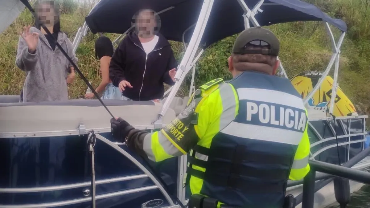 Momentos de angustia en la represa de Guatapé: cinco turistas quedaron a la deriva y un aviso por WhatsApp los salvó de una tragedia