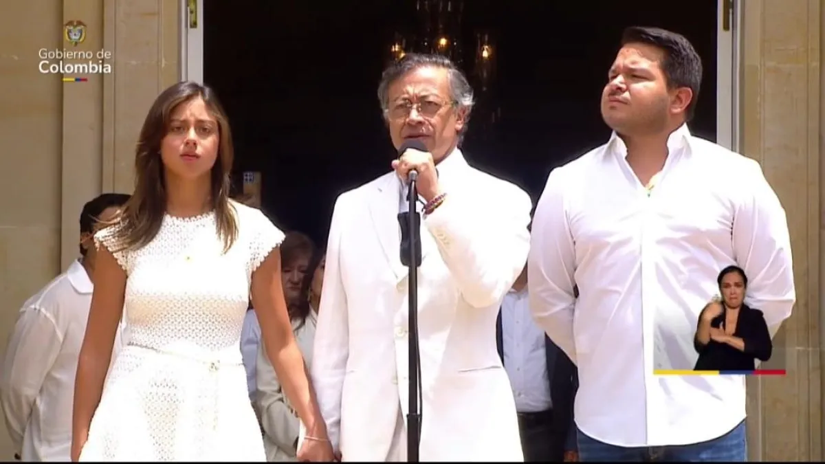 Gustavo Petro salió de la Casa de Nariño junto a Antonella y a su hijo adoptivo, Nicolás Alcocer