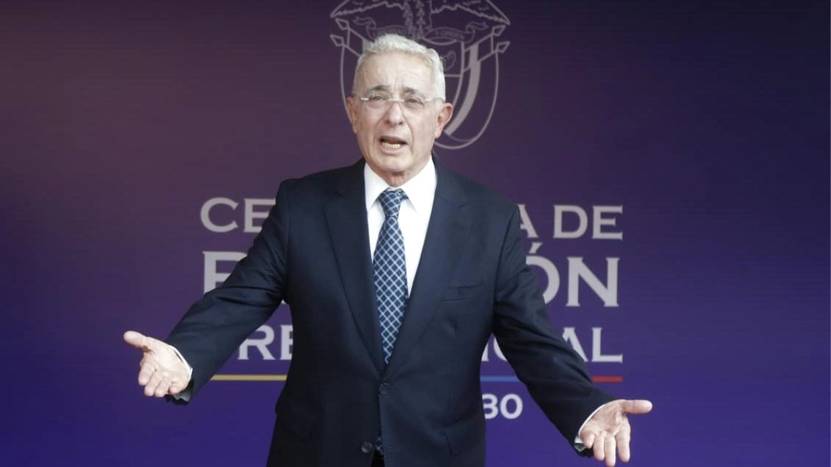 El expresidente Álvaro Uribe Vélez llegó a la Arena de la Universidad Santiago de Cali para asistir a la posesión de Abelardo De La Espriella