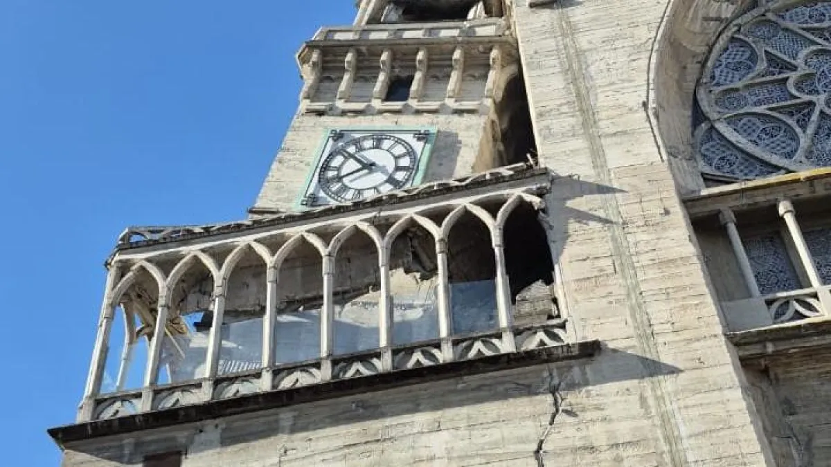 La caída de una torre de la catedral, una muestra de la devastación en Manizales