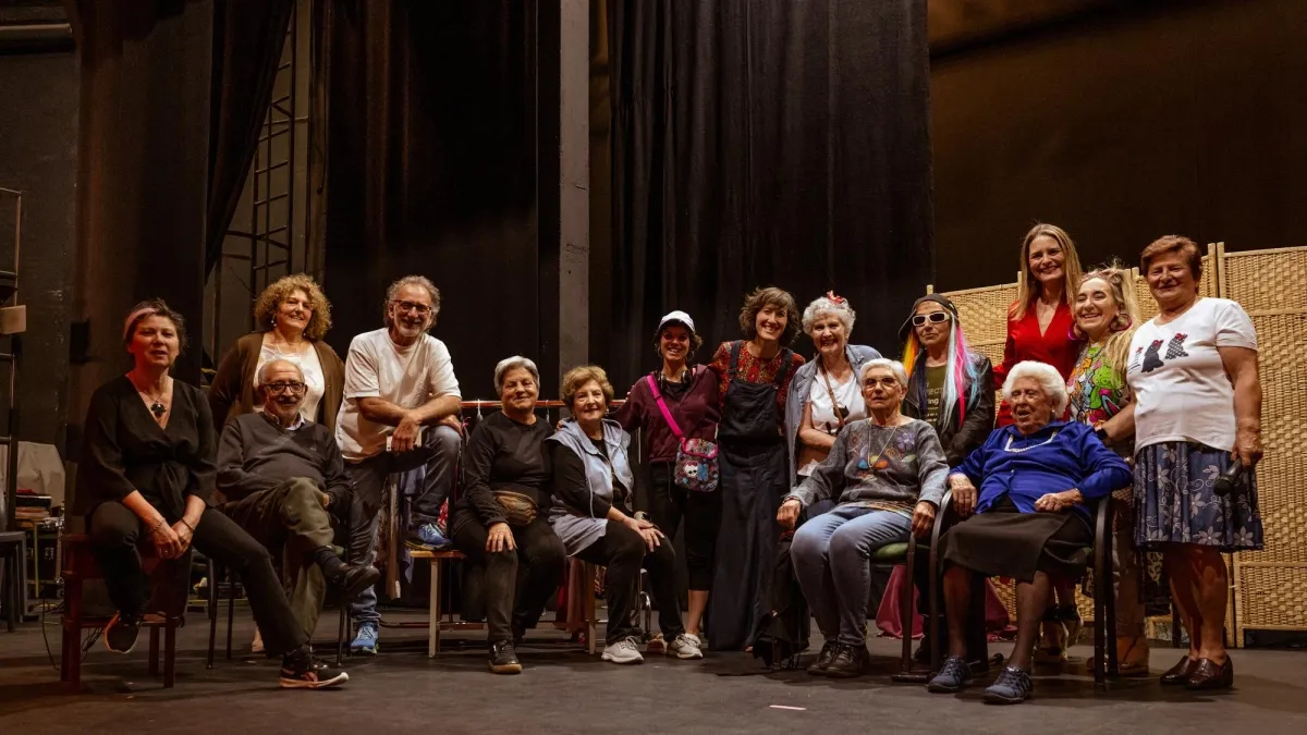 En una población rural española, ya pasados los 60, encontraron su propósito y razón de vida en las tablas