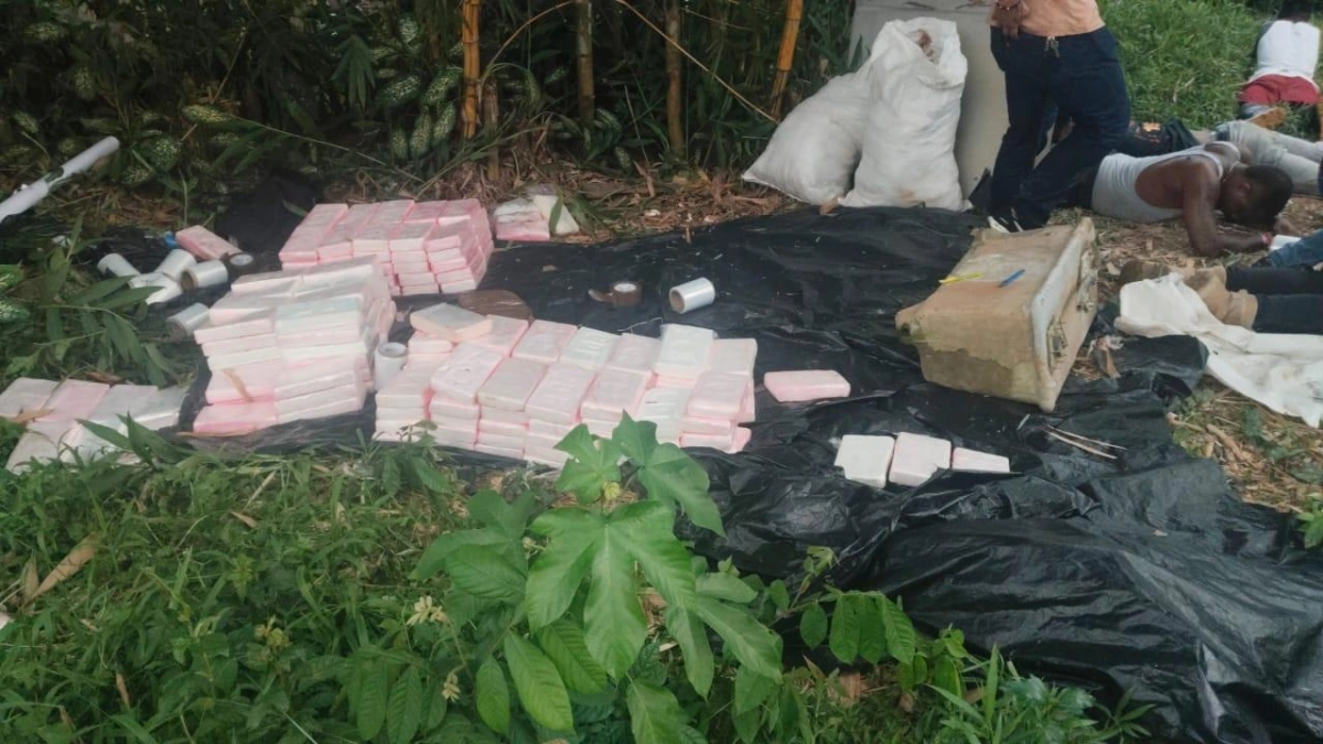 Dron que vigilaba zona afectada por terremoto en Buenaventura detectó a seis hombres empaquetando presunta cocaína