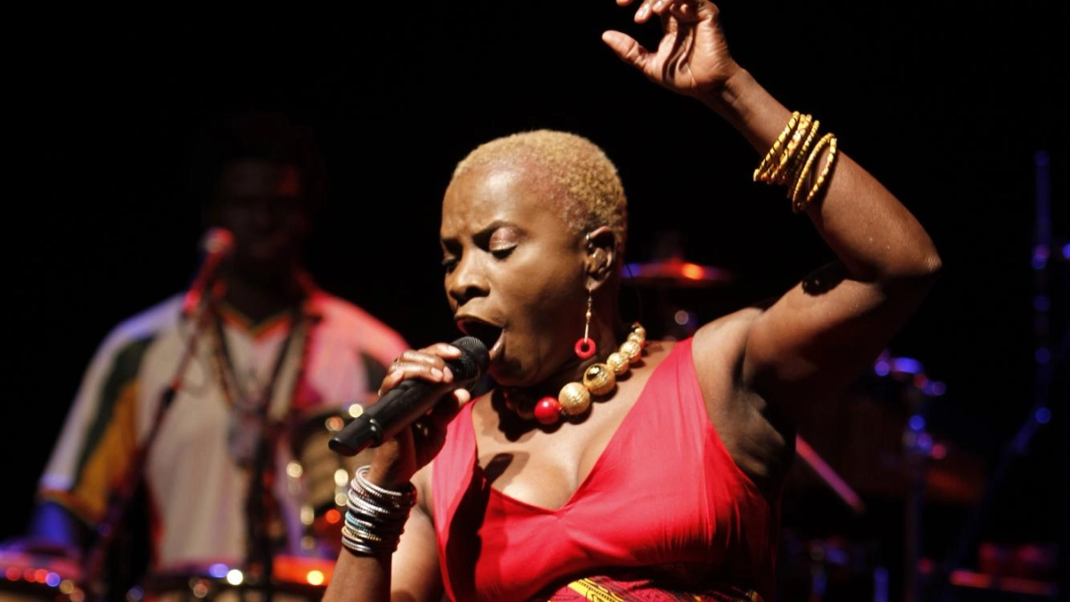 Angélique Kidjo es la primera cantante africana en obtener una estrella en el Paseo de la Fama de Hollywood