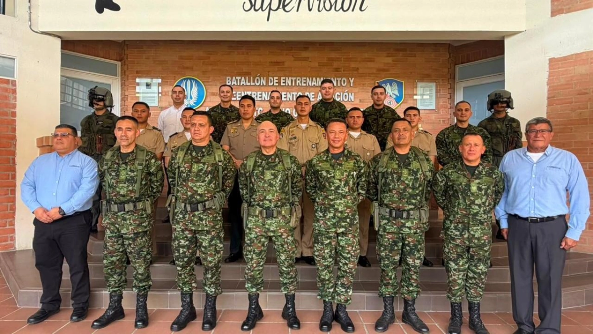 Seis nuevos pilotos se certifican para operar helicópteros UH-60, entre ellos un oficial peruano