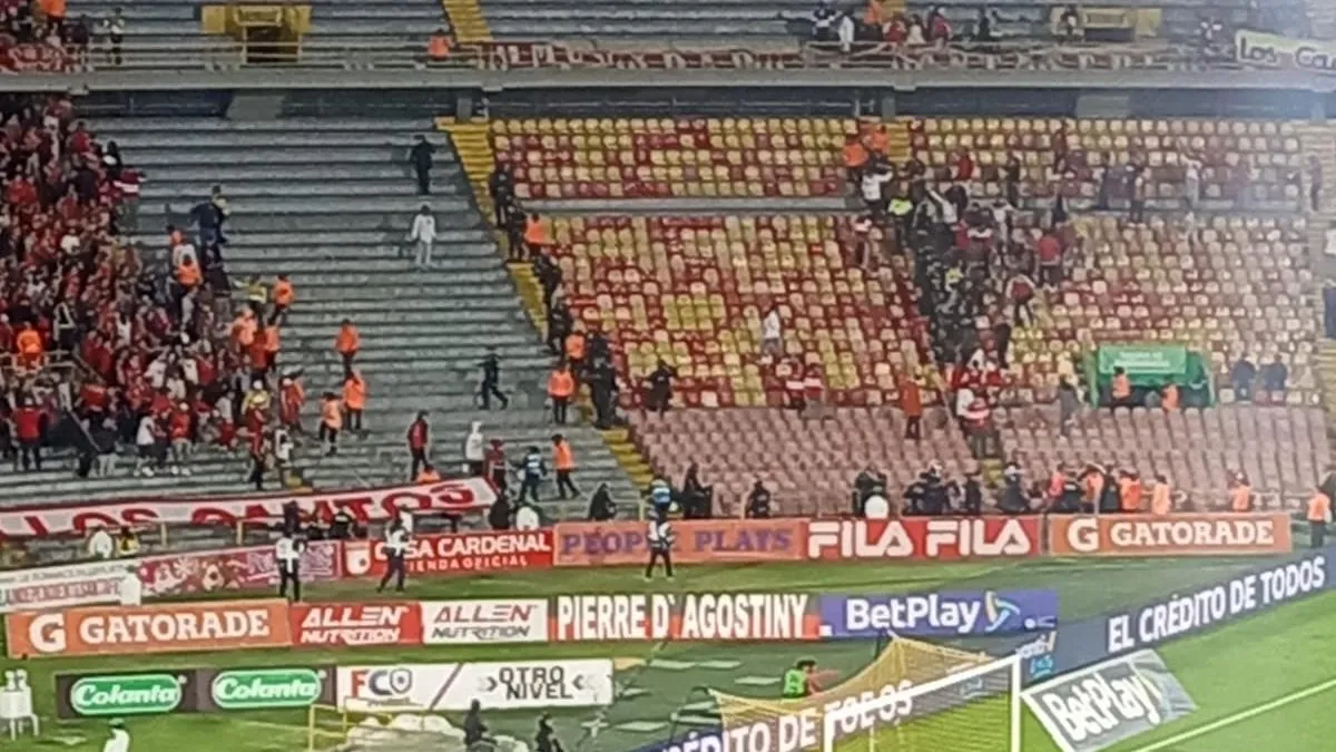Fuertes incidentes obligaron a suspender el partido entre Santa Fe y América en El Campín