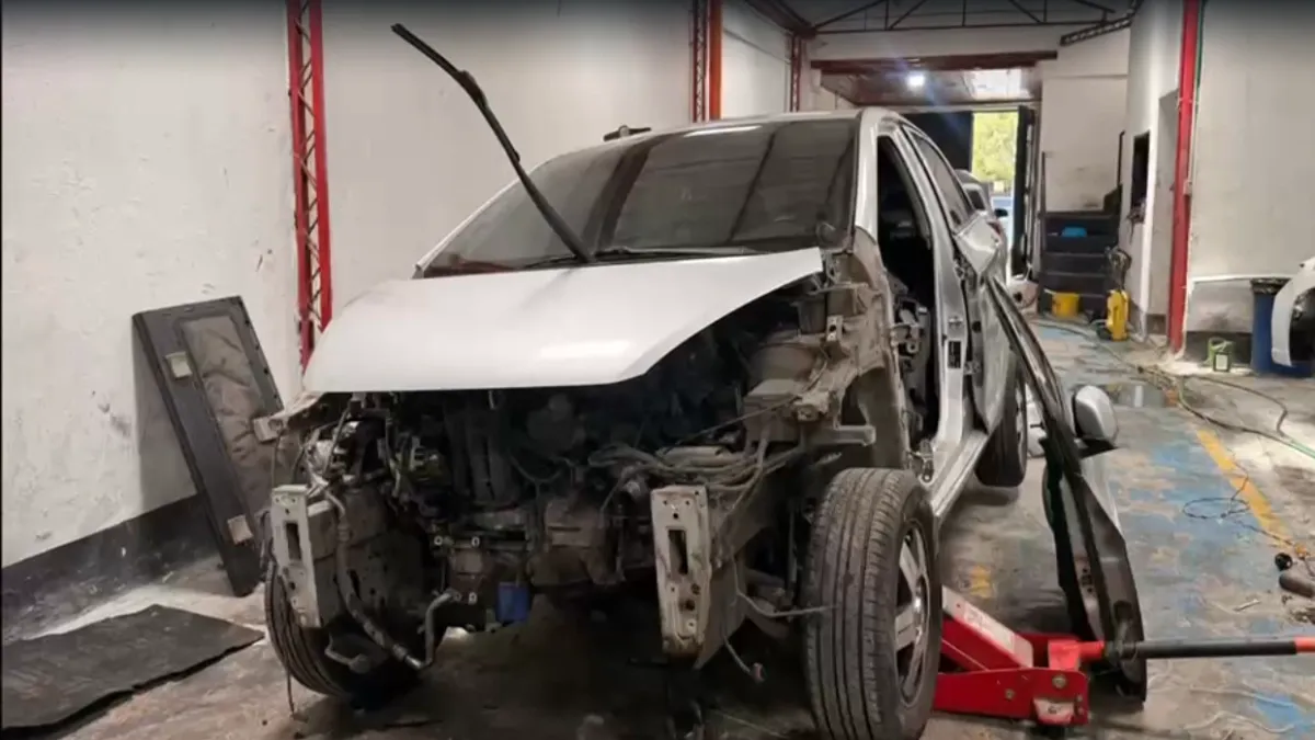 Policía descubrió desguazadero de carros que operaba bajo fachada de taller en Bogotá: cuatro hombres fueron capturados
