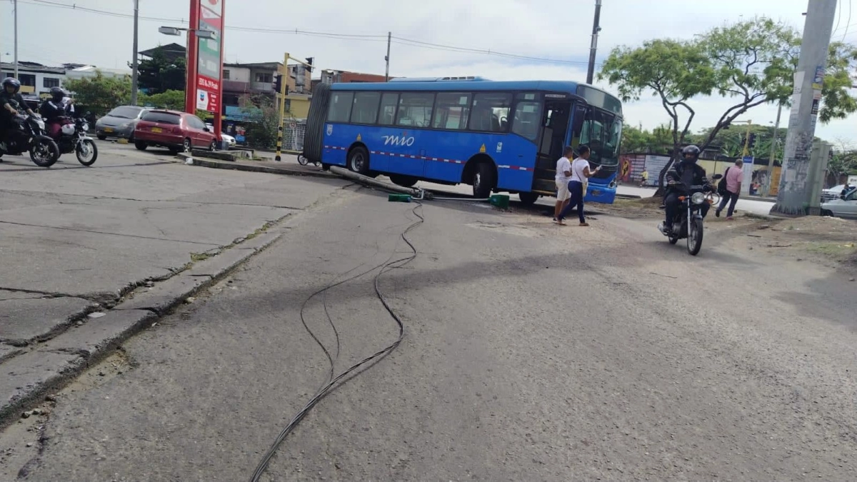 Fuerte accidente involucra un bus del MIO en Cali: un poste de energía cayó derribado y un motociclista quedó herido en el oriente de la ciudad