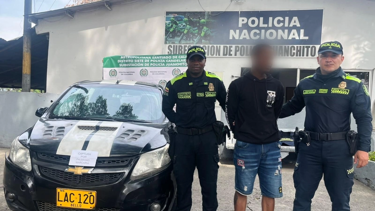 Video | Capturan a un hombre con prisión domiciliaria que se movilizaba en un carro con placas falsas y agredió a agentes de tránsito en Candelaria