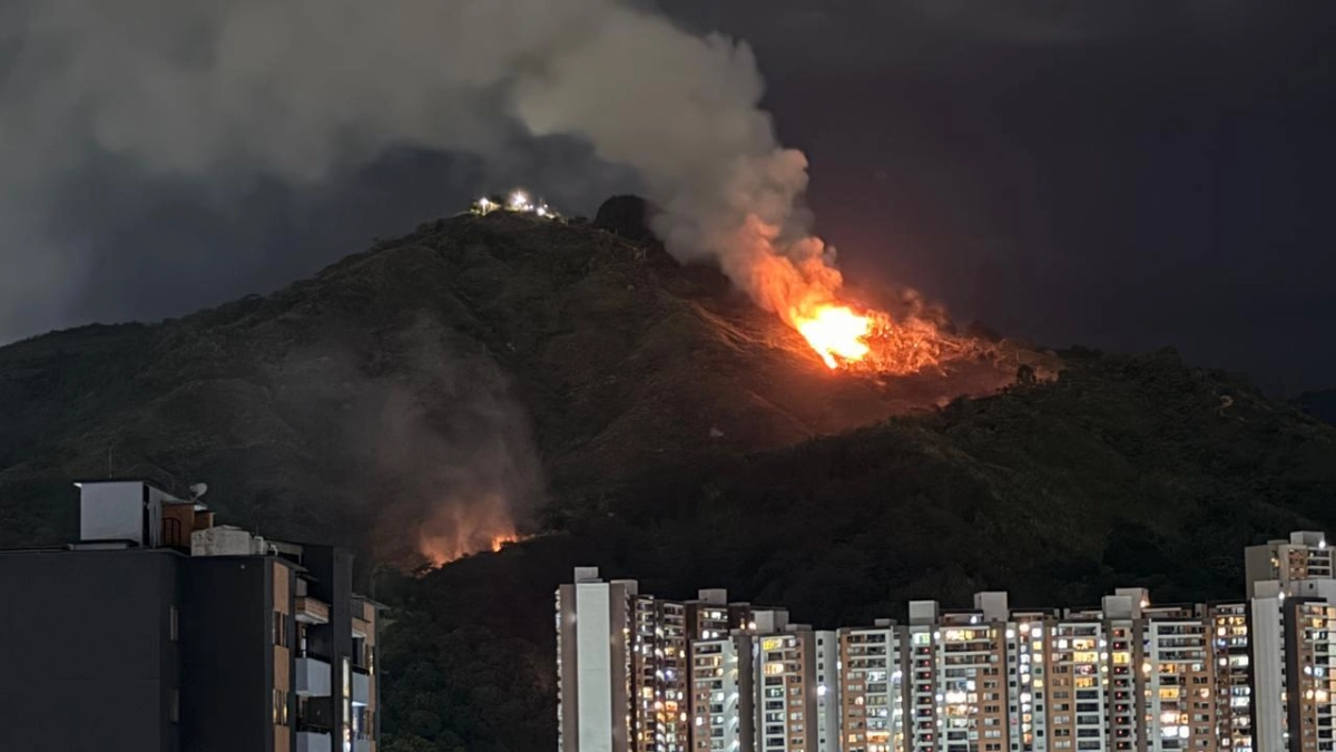 Video | Bomberos combaten tres incendios forestales simultáneos en Medellín: Alcaldía reporta que las emergencias están controladas en un 90 %