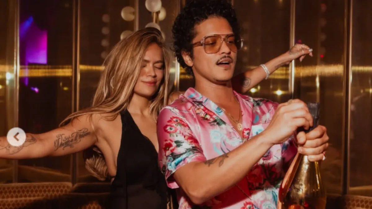 Karol G y Bruno Mars estrenan el videoclip de 'Still', que se grabó durante el concierto de la paisa en Los Ángeles
