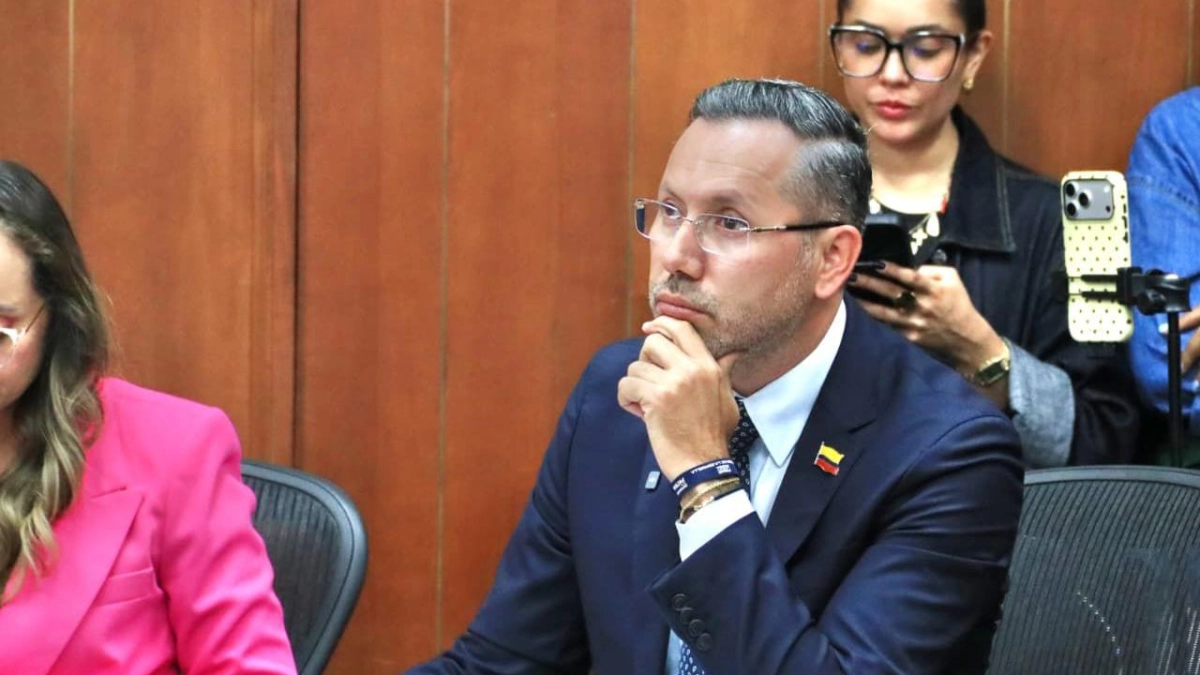 Fuertes declaraciones de ministro de Vivienda en debate de moción de censura por viaje tras terremoto: ‘No lamento una foto con mi esposa y mis hijos’