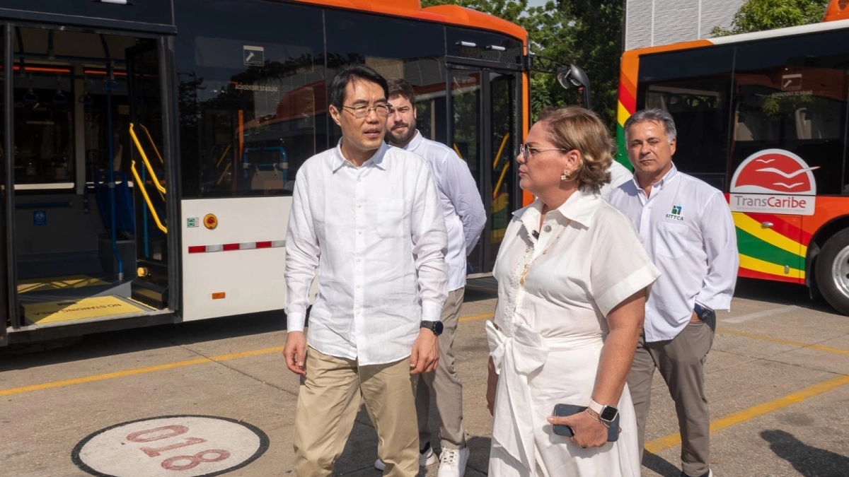 El embajador de China en Colombia, Zhu Jingyang, visitó Cartagena para inspeccionar la nueva flota de buses para TransCaribe