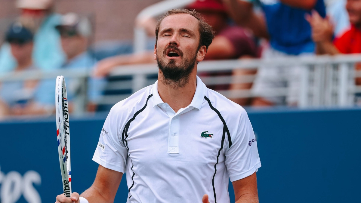 Video | Daniil Medvedev explica por qué le dio un pelotazo a un aficionado y se refirió a la descalificación del torneo de Pekín