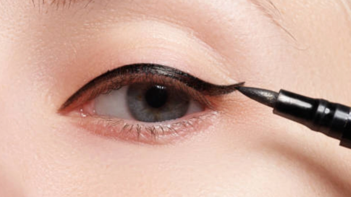 Maquilladores profesionales aconsejan no hacer el delineado negro en el ojo: ‘A partir de los 50, en la línea de agua hace que parezcas mayor’