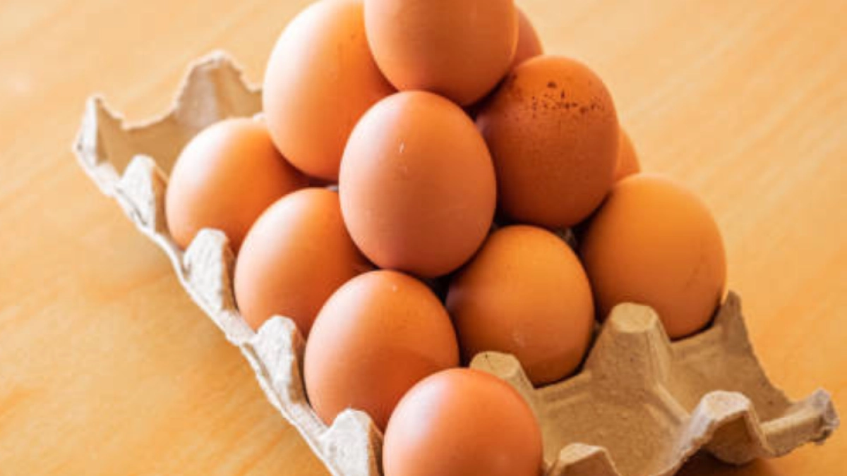 ¿Por qué los huevos están fuera de la nevera en el supermercado? La razón y cómo guardarlos en casa