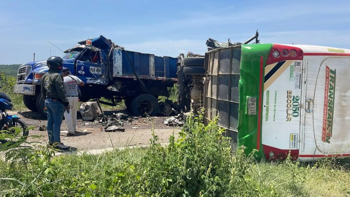 Bus escolar contratado por Alcaldía de Morroa tenía 17 años de servicio al momento del siniestro que dejó dos muertos; la vida útil máxima era de 10