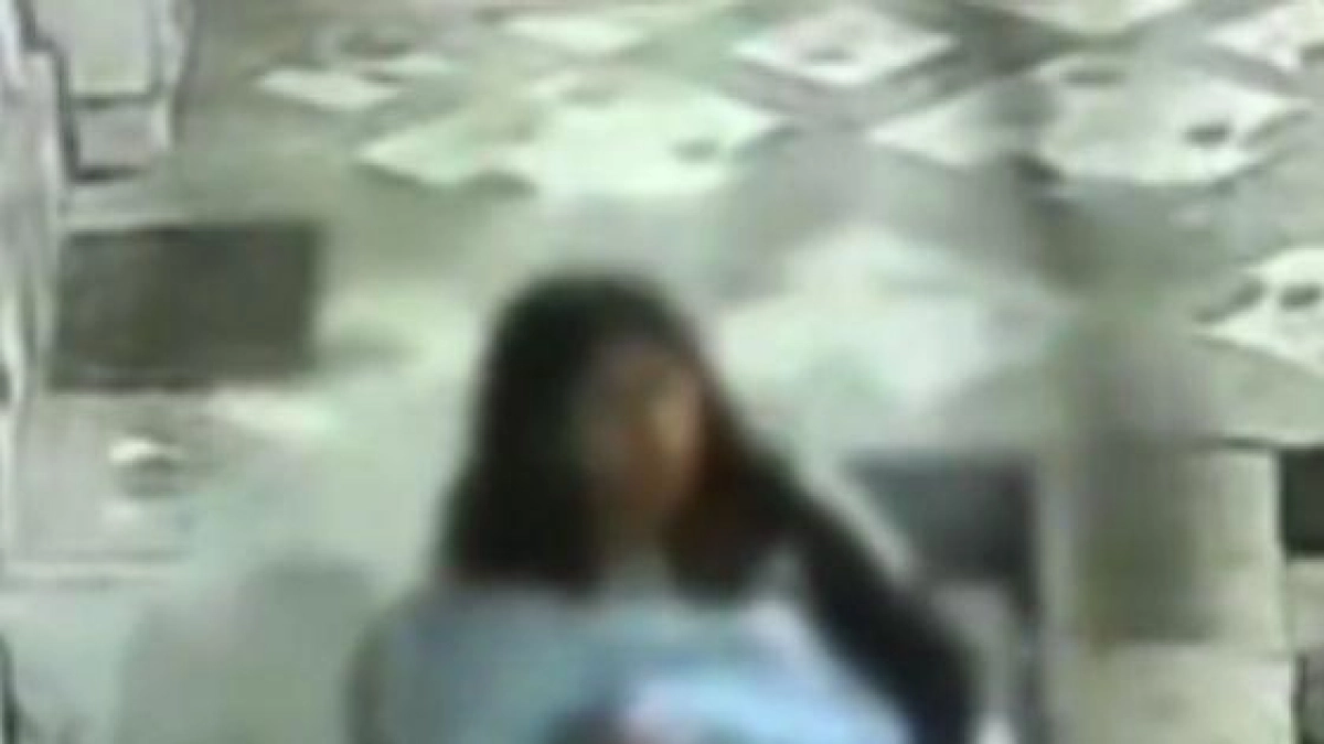 En video quedó captado el momento cuando una mujer abandonó a su bebé de un año frente a una casa en Bogotá: así lo rescataron