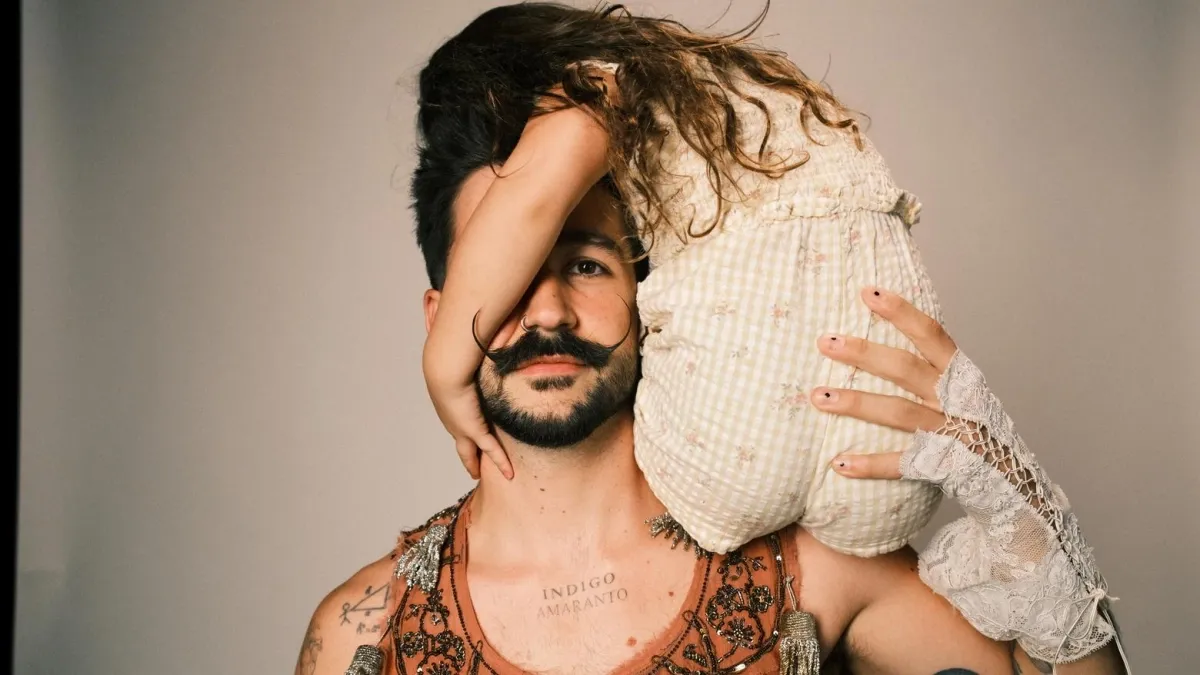 Camilo regresa a su infancia para contarles a sus hijas cómo vivir cuando sean mayores