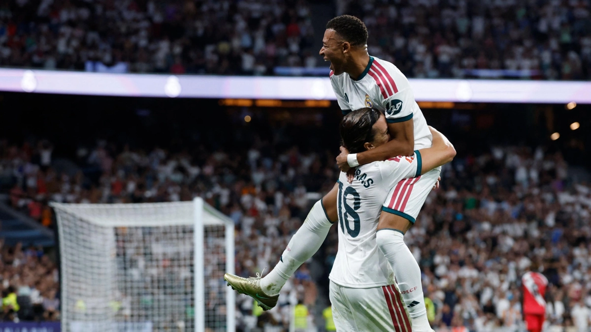 Real Madrid golea al Rayo Vallecano, alcanza el liderato provisional de la Liga española y le mete presión al Barcelona