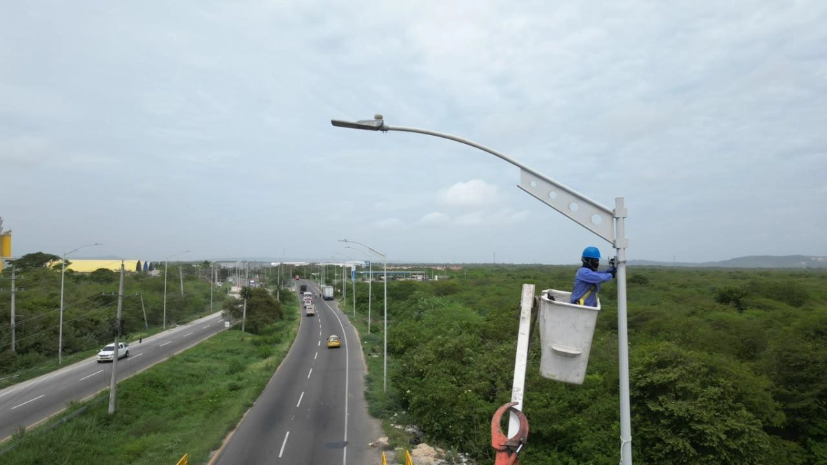 Inician la recuperación del alumbrado público en la vía a Galapa, uno de los corredores de carga más importantes del Caribe