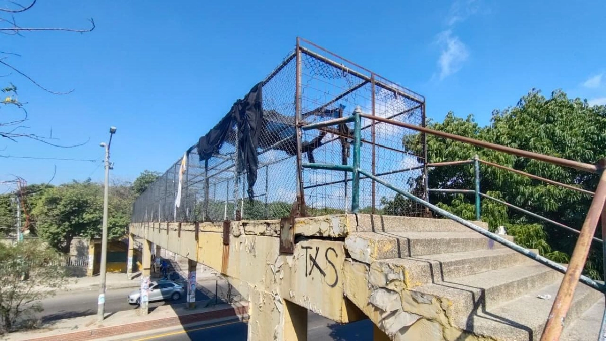 Niño atropellado en la calle 30 prende las alarmas por deterioro del puente del INEM: alcaldesa de Soledad exige intervención urgente