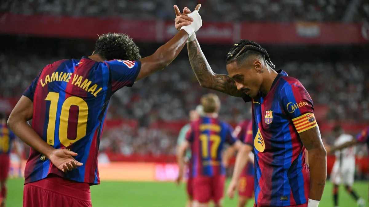 Un triplete de Raphinha mantiene al Barcelona invicto y en el liderato en España tras vencer al Sevilla