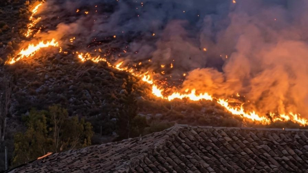 Tercer día del incendio forestal en Villa de Leyva: ya van unas 350 hectáreas reducidas a cenizas y el fuego no da tregua