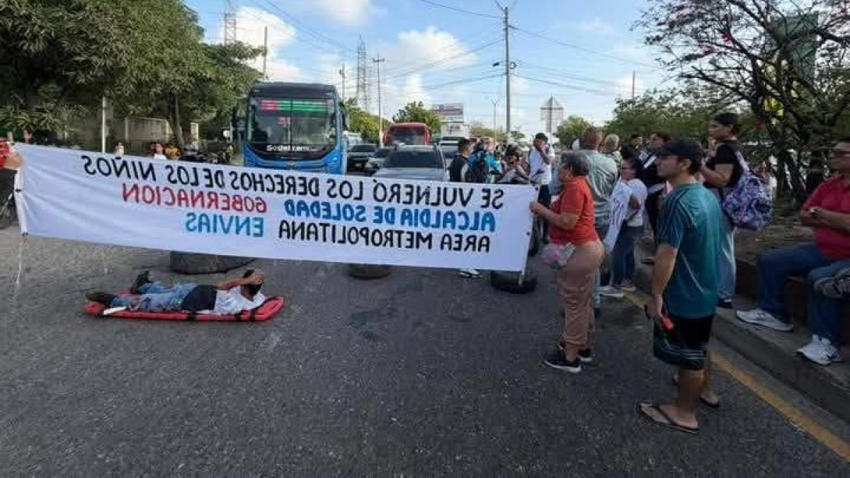 Padres de familia de cuatro colegios bloquean la calle 30 y trancan la vía al aeropuerto en Barranquilla por un puente peatonal en ruinas
