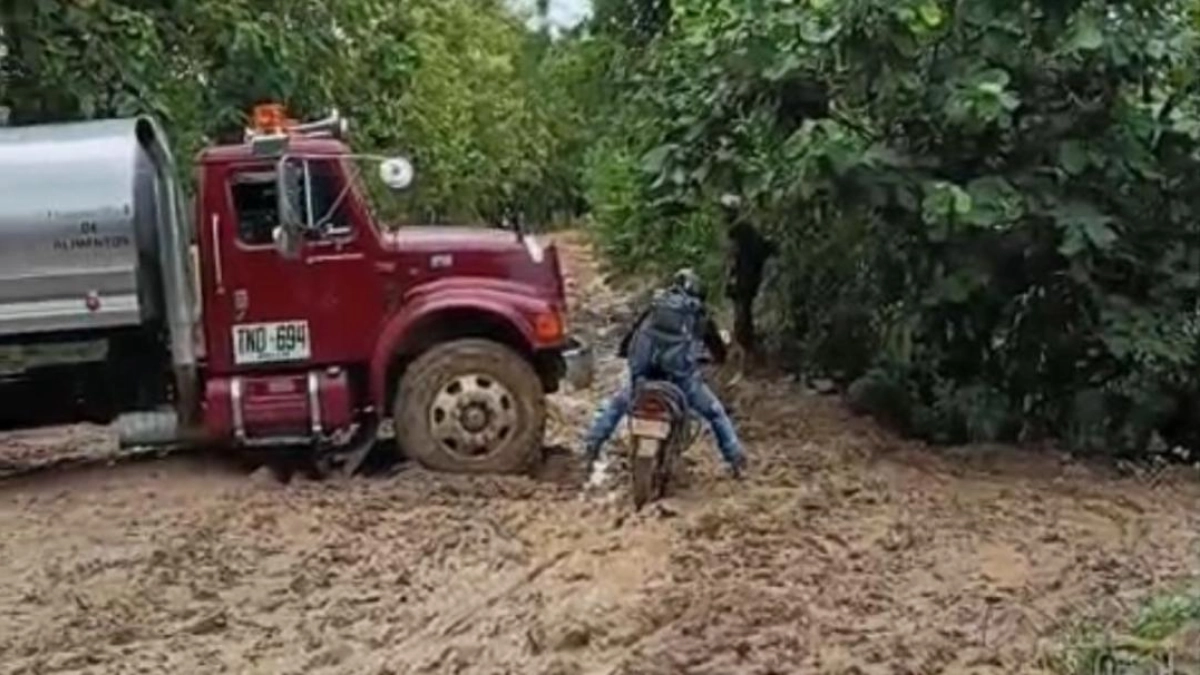 Sucre: fuertes lluvias colapsan vía rural entre Guaranda y Majagual y dificultan el transporte de cultivos y ganado