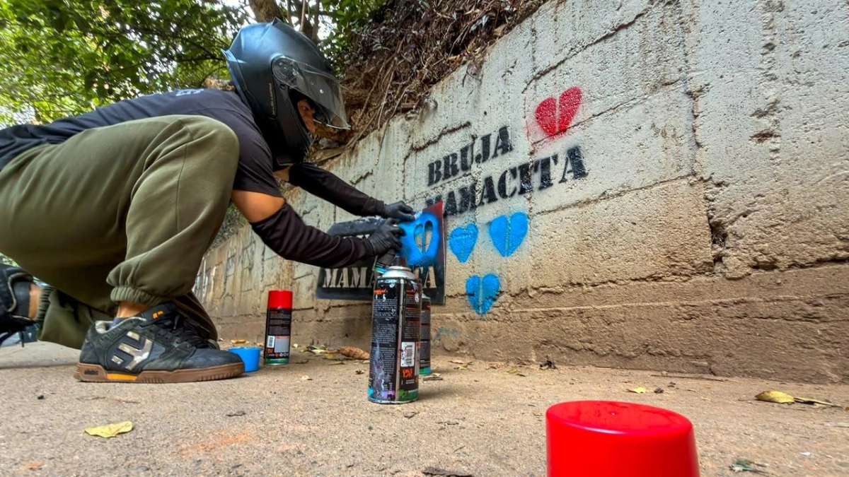 La declaración de amor de un músico a su enamorada, la 'Bruja', que llenó de versos y corazones los muros de las principales vías de Medellín