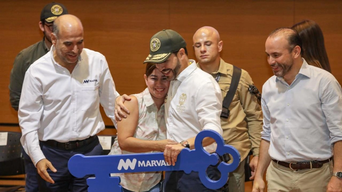 Tras el terremoto en Cali, nueve familias caleñas reciben un nuevo hogar: 'Hoy comienza una historia de amor solidario'