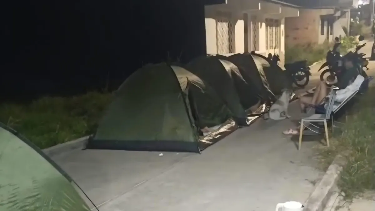En Chaparral, Tolima, familias siguen durmiendo en carpas sobre andenes por temor a los sismos: van más de 600 movimientos, y no deja de temblar