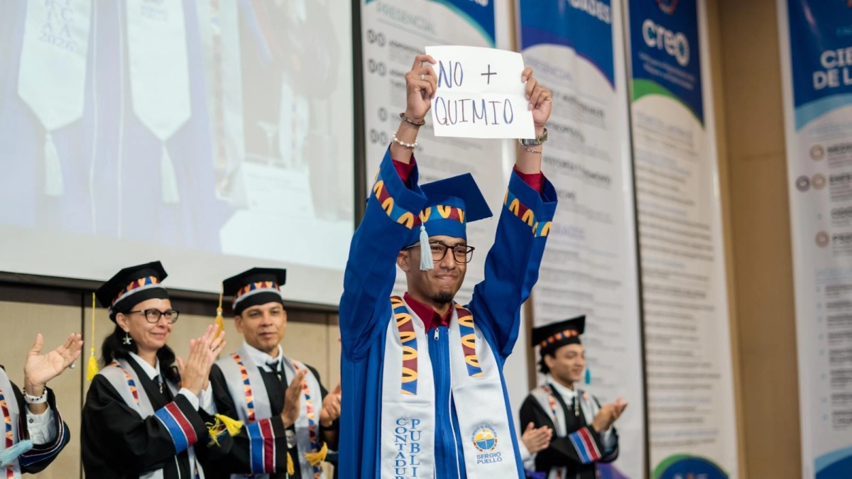 Santa Marta: ‘No + quimio’, el cartel con el que Sergio Puello recibió su diploma de contador después de vencer un cáncer