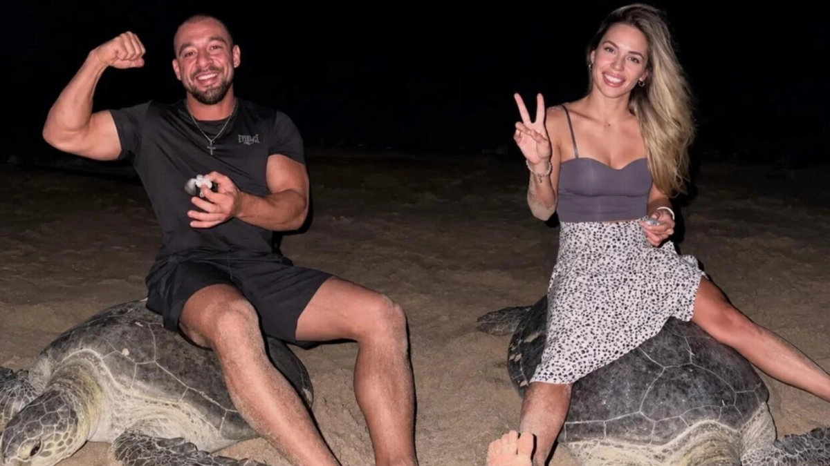 Influencer ucraniano causa indignación en redes sociales al sentarse sobre una tortuga marina que ponía huevos en una reserva protegida de Omán