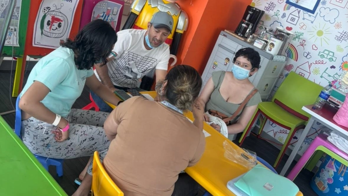 Las historias que hay detrás de niños y jóvenes con enfermedades críticas que les impiden ir a estudiar a un colegio: un programa les permite formarse