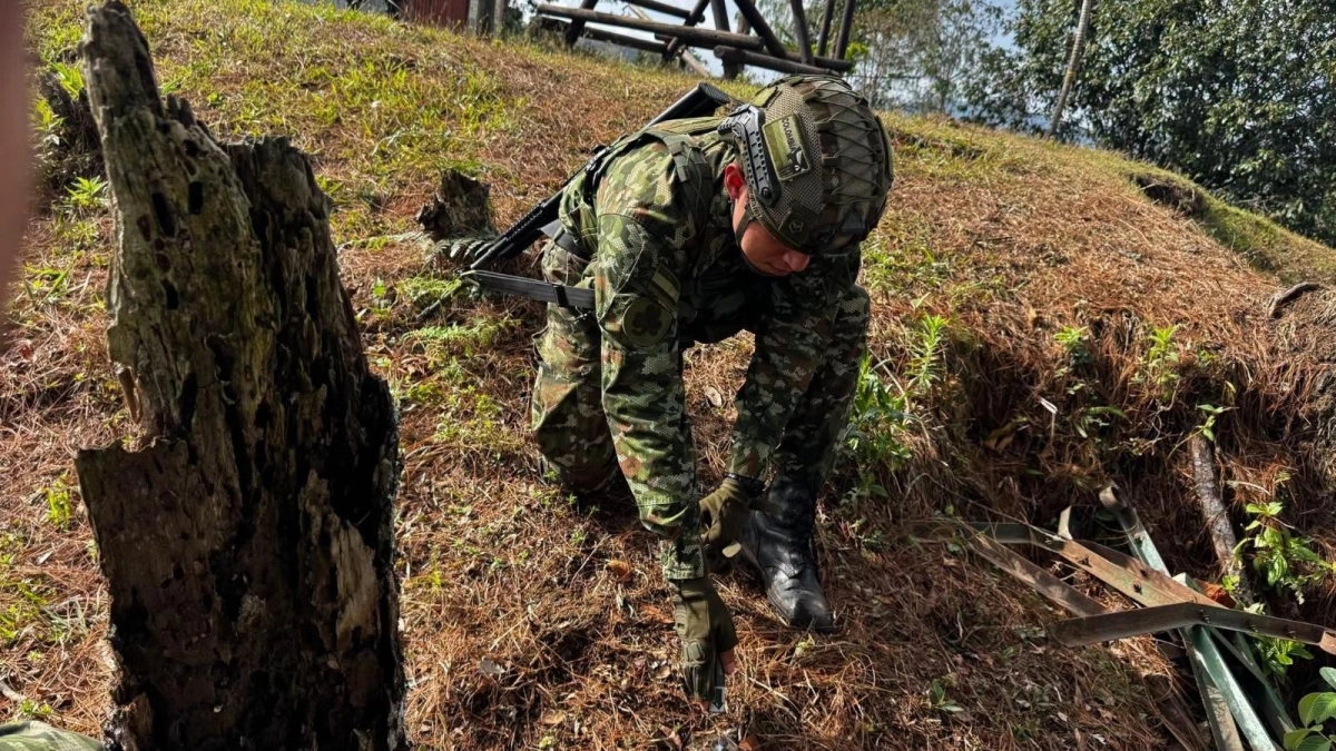 Tres episodios con explosivos encienden las alertas en Cauca: un rayo detonó una carga en una vía y dos fueron halladas cerca de una escuela