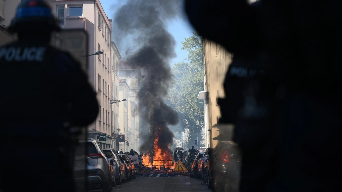 Crece la tensión en Francia: más de 86.000 personas marchan para exigir mejoras en la educación en una jornada de fuertes protestas
