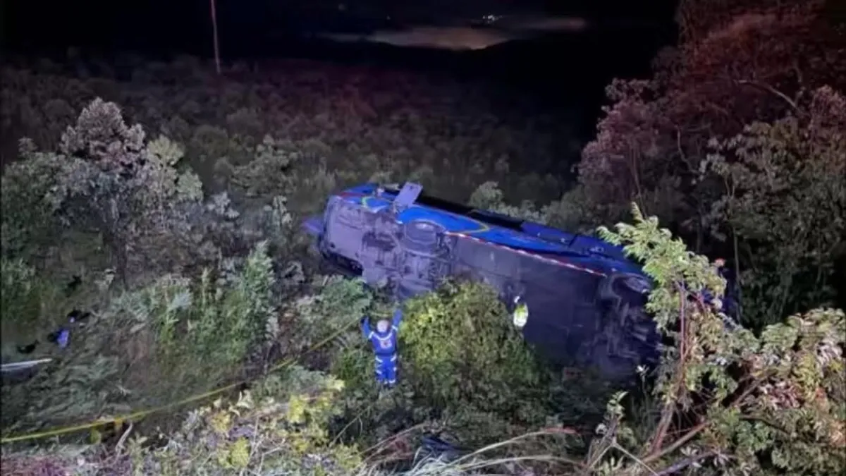 Bus con 17 pasajeros se salió de la vía y rodó a un abismo en jurisdicción del municipio de Moniquirá, en Boyacá: reportan cinco heridos de gravedad