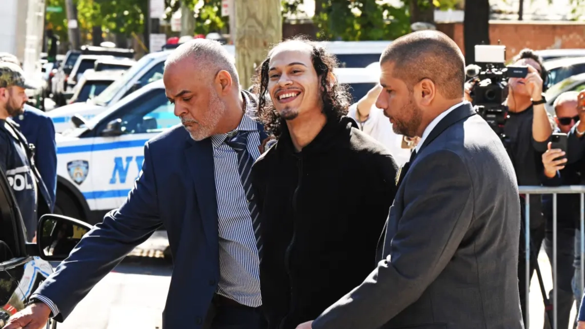 Hombre acusado de empujar a su expareja y a su bebé desde un balcón del piso 15 en Nueva York sonreía mientras era detenido por la Policía de EE. UU.