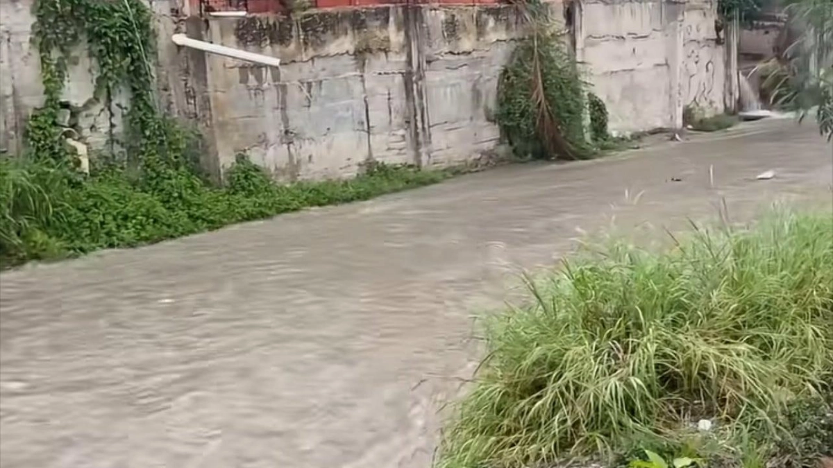 Un subintendente de la Policía siguió desde la orilla y rescató a un niño de 13 años que fue arrastrado por el arroyo El Salao en Soledad, Atlántico