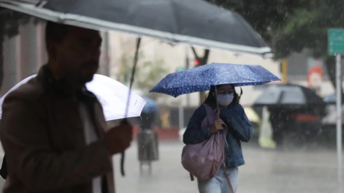 Fuertes lluvias y encharcamientos complicaron la movilidad en varias localidades de Bogotá en la tarde del martes 13 de octubre