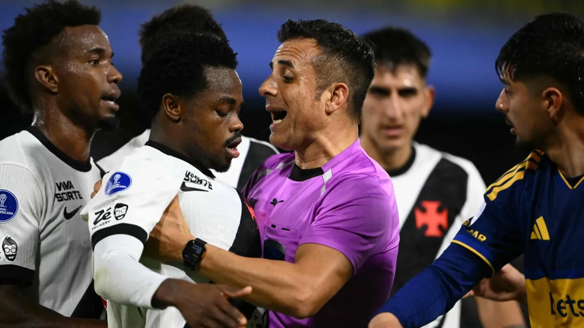 El colombiano Carlos Andrés Gómez fue expulsado de forma insólita en el juego Boca Juniors vs. Vasco da Gama por empujar al árbitro (video)