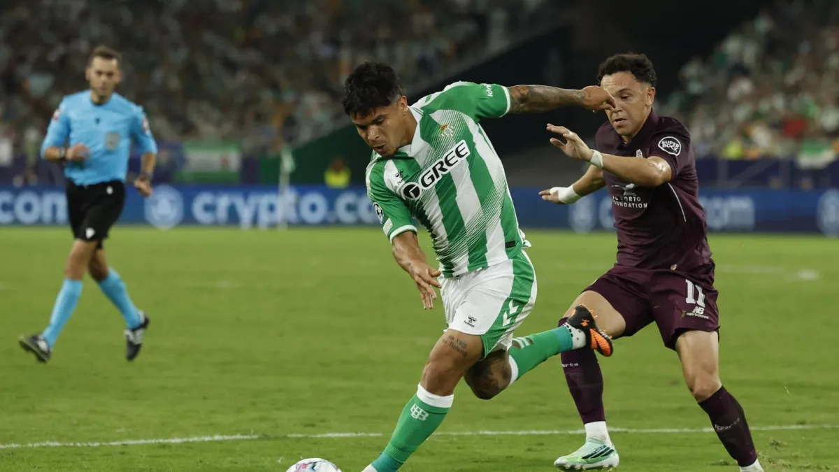 Cucho Hernández sufre una lesión muscular en la pierna izquierda y el Real Betis prevé un mes de baja