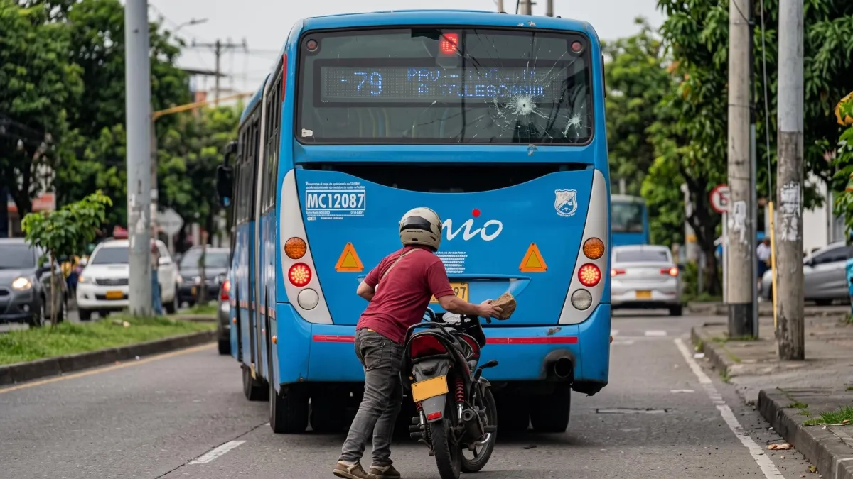 Video | Indignación en Cali por motociclista que atacó con una piedra a un bus del MIO tras intimidar al conductor