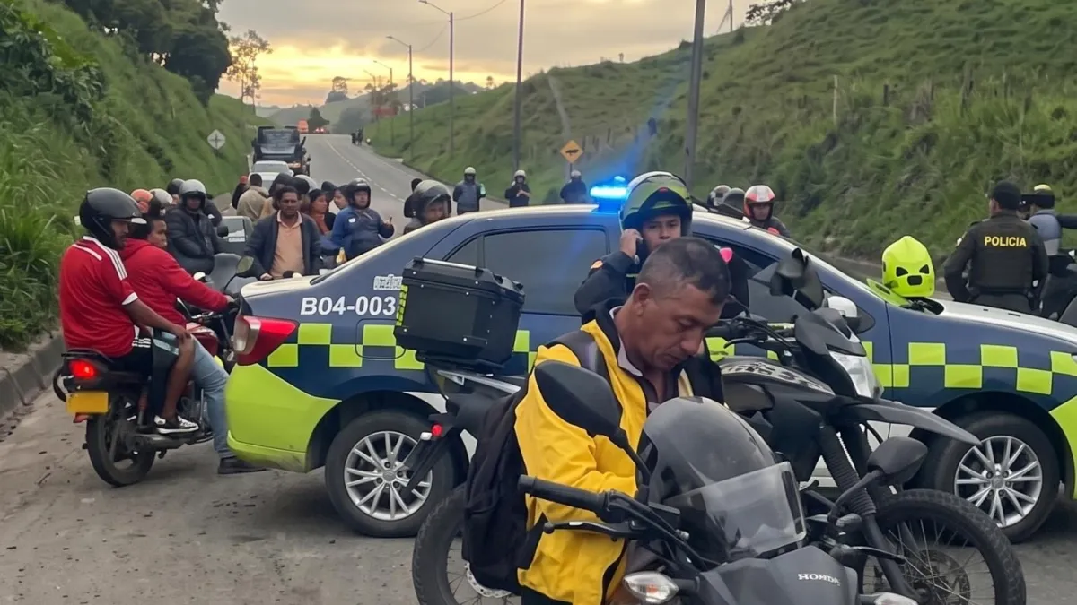 Explosión en la variante de Popayán deja dos personas heridas; una estaría grave y cierran la vía por amenaza de explosivos