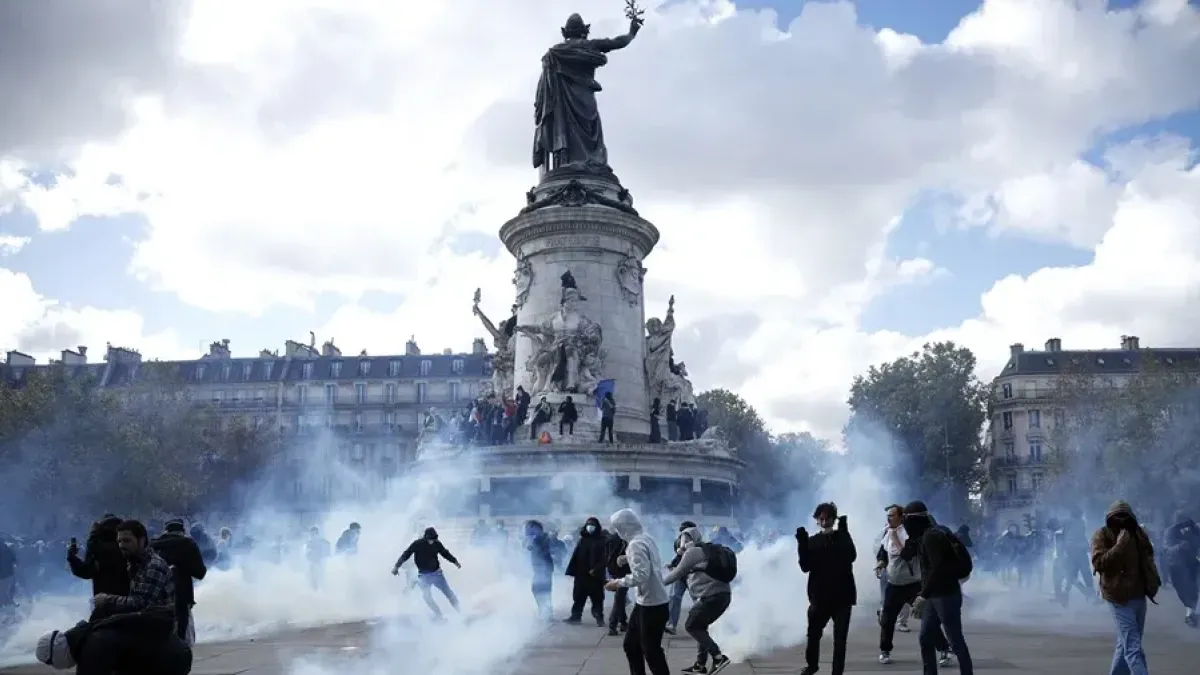 Francia amanece entre cenizas y desasosiego tras dura jornada de protestas marcadas por los desmanes y el vandalismo